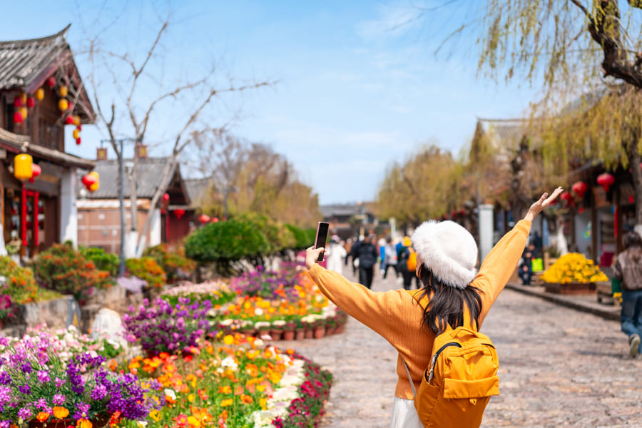 persona haciendo turismo en lijiang